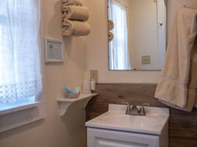 economy-room-bathroom-01